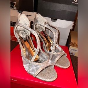 Size 8 women’s heels. In great condition, loved wearing these for special events